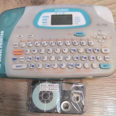 Casio EZ Etikettendrucker mit vollem 9 mm weißem Band und teilweise weißem Band enthalten 