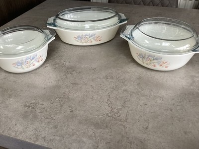 3 x Vintage Pyrex Auflaufformen mit Deckel, blaue Iris, oval & rund, sehr guter Zustand