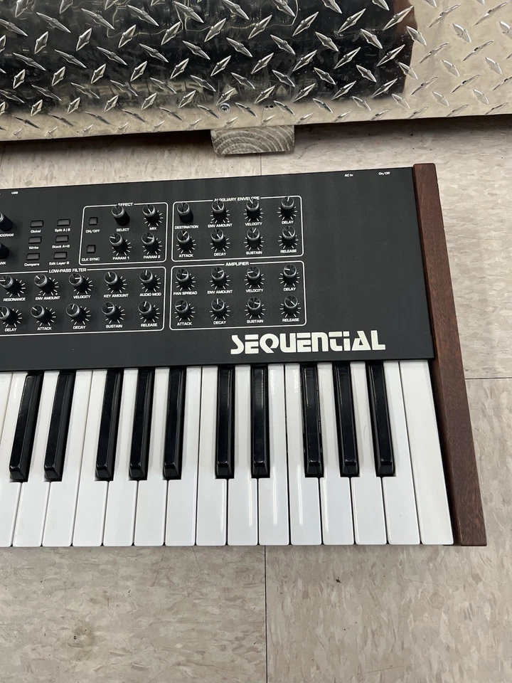 Dave Smith Prophet Rev2 Synth 61-Key 8-Voice Polyphonic Synthesizer Keyboard - Image 4 of 4
