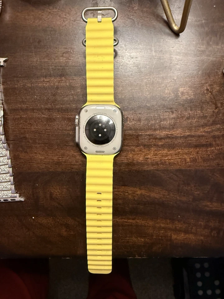 Apple Watch Ultra 49 mm Estuche de Titanio con Banda Océano Amarillo (GPS + Celular) Foto 2 de 4
