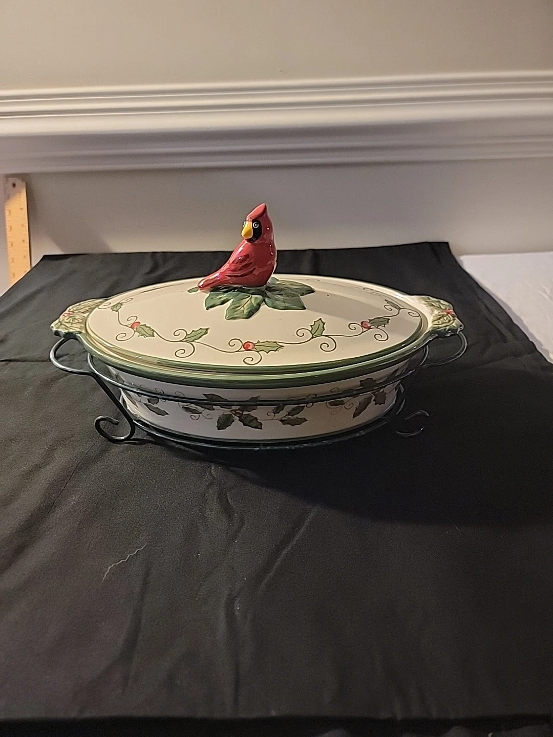 TEMP-TATIONS OVAL 2 Qt Casserole Dish Cardinal Lid Holly Berry Rack Glass Trivet