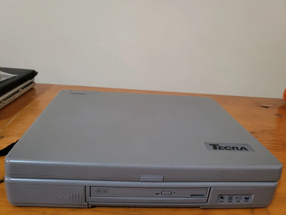 Notebook Vintage Toshiba Tecra 740CDT Laptop 2.1 con problemi al monitor e cd - Immagine 4 di 4
