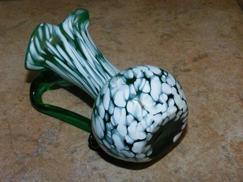 MID CENTURY MODERN HAND BLOUN GREEN GLASS WHITE STRETCHED SPLTTER 5" PITCHER - Bild 4 von 6