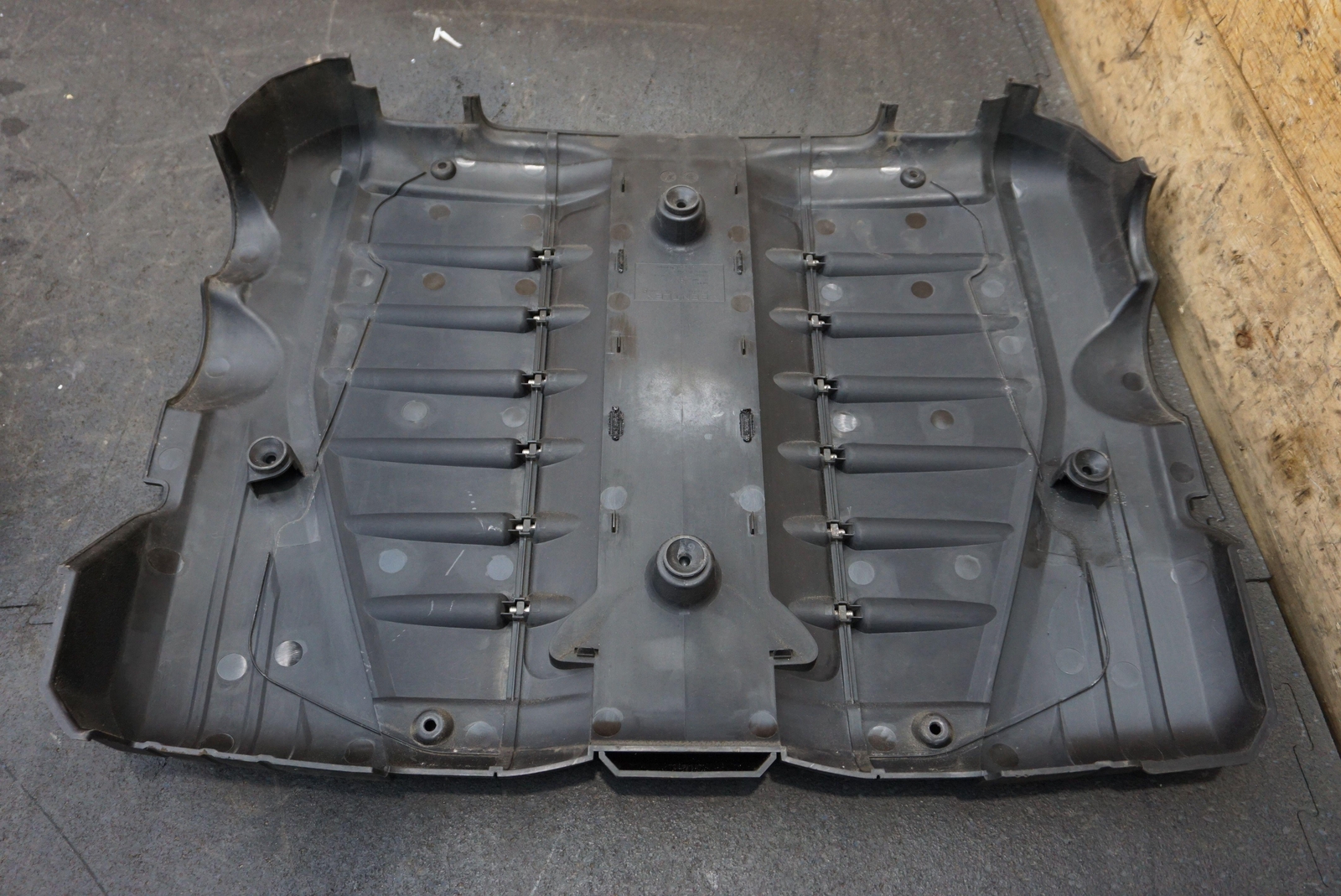 Engine Air Cleaner & Cover Panel Assembly 4M0133837 4M0133849 Bentley Bentayga