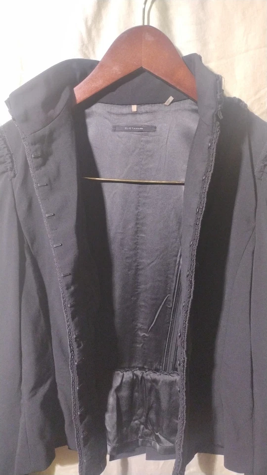 Blazer negro bordado a mano estilo victoriano Elie Tahari. Foto 2 de 3