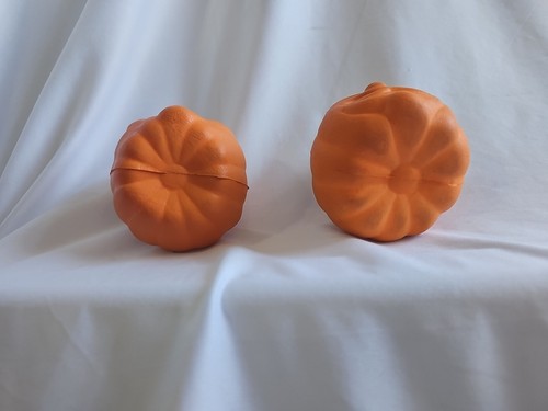 2 VINTAGE HALLOWEEN FUNNY FACES Small SQUISHY FOAM PUMPKIN 1980'S DECORATION - Picture 3 of 5
