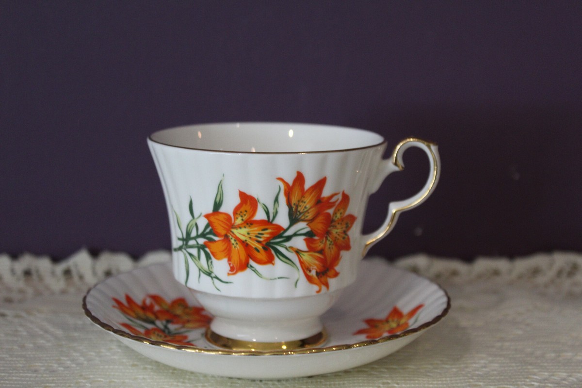 食器  EST. ENGLAND 1759 ROYAL WINDSOR SASKATCHEWAN ORANGE PRAIRIE LILY TEA CUP AND SAUCER