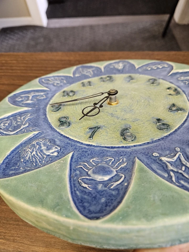 Reloj de pared HoneyBee cerámica hecho a mano zodiaco en esmalte de zafiro y aguamarina ¡Precio de venta sugerido por el fabricante $200! Foto 3 de 4
