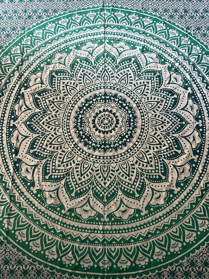 Intrincado tapiz mandala verde y blanco decoración de pared Foto 4 de 4