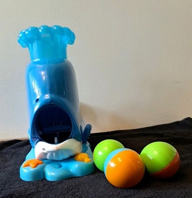 BRIGHT STARTS Lernspielzeug Silly Spout Whale Popper  mit Licht und Sound
