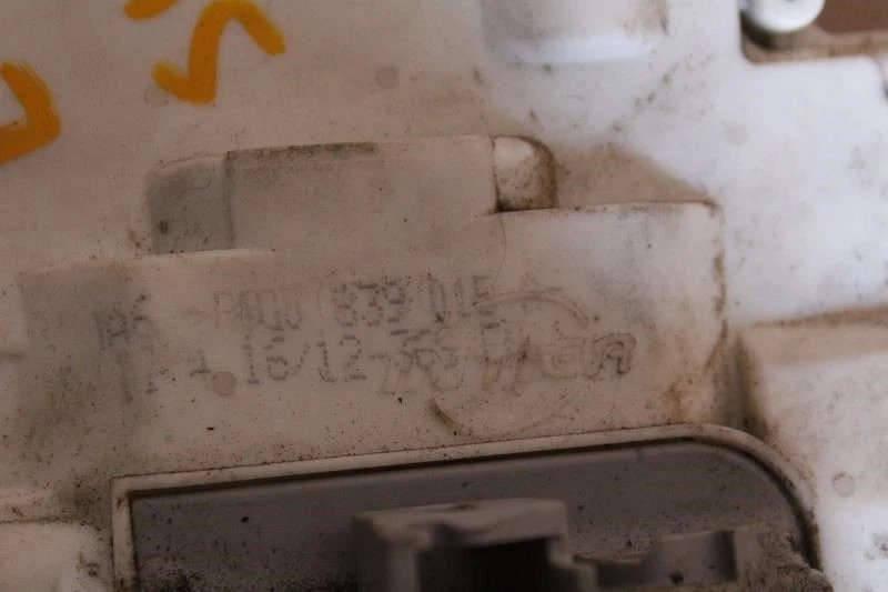 Actuador de bloqueo de pestillo de puerta trasera izquierda Volkswagen Touareg 2011 2012 2013 2014 Foto 3 de 4