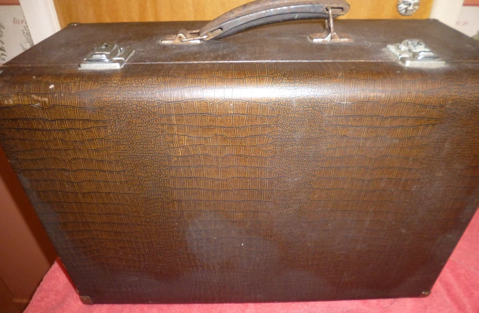 HeavyDuty  Singer 99K Sewing Machine,Fully  Serviced, with case, original manual - Image 3 of 3