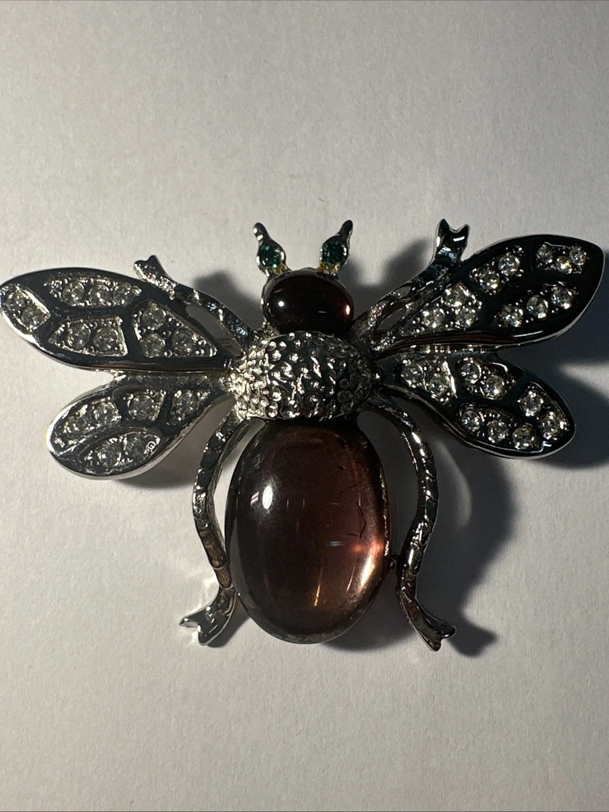 Broche abeille/ Bourdon ? Argentée Tête Abdomen Violet ,Ailes Strass Blanc