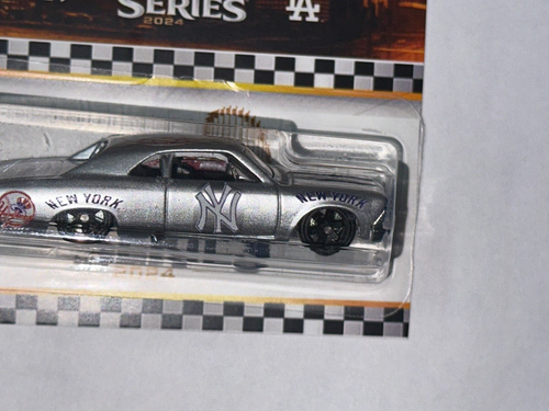 HOT WHEELS SERIE MUNDIAL 2024 LA DODGERS VS NY YANKEES '66 CHEVY CHEVELLE REAL/R - Imagen 6 de 6
