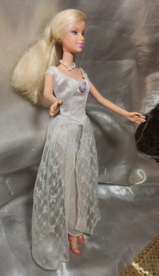 Boneca Barbie dia do casamento 2007 M2778 noiva Mattel vestida em vestido diferente usada - Imagem 4 de 4