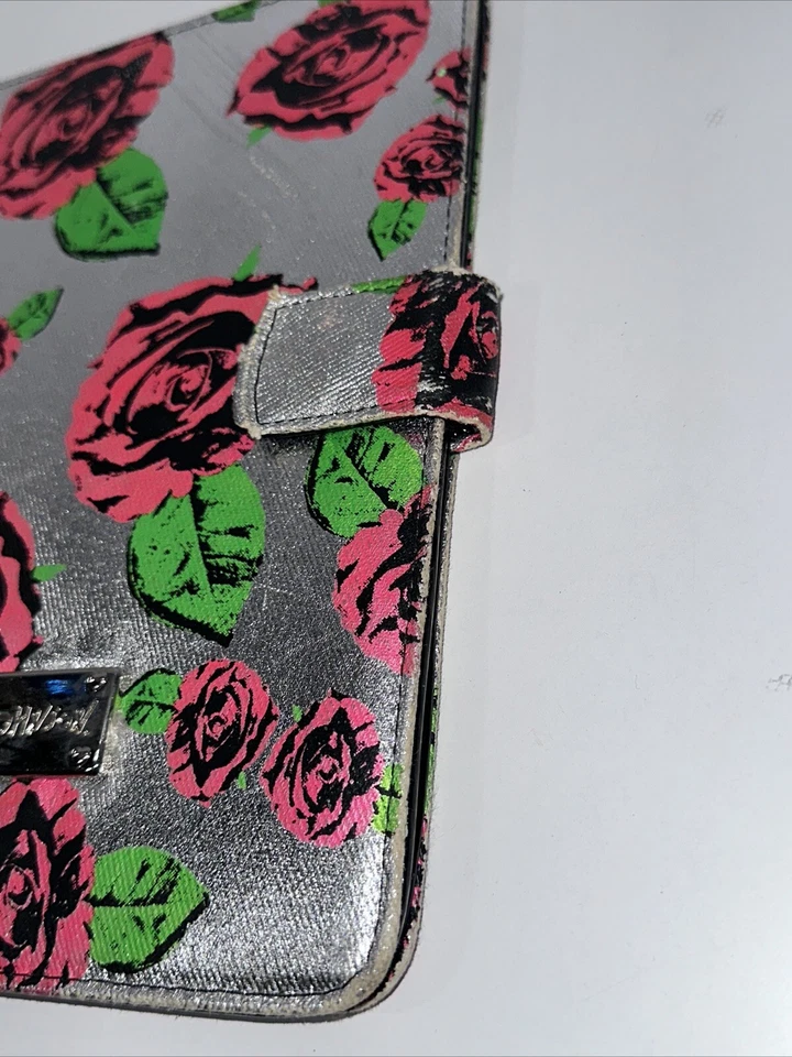 Cubierta de tableta Betsey Johnson usada plateada con rosas rosadas calientes Foto 2 de 4