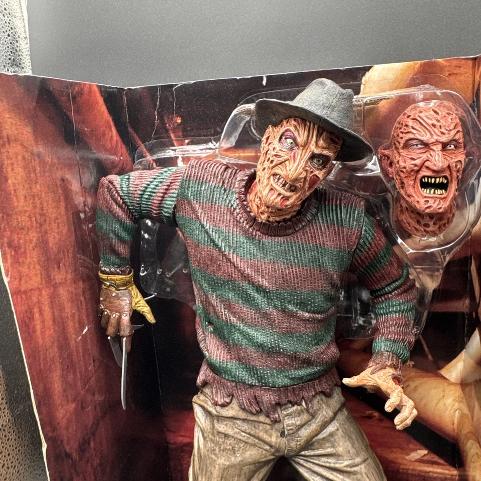 A Nightmare On Elm Street 18" Freddy Krueger brinquedo NECA ativado por movimento - Imagem 3 de 4