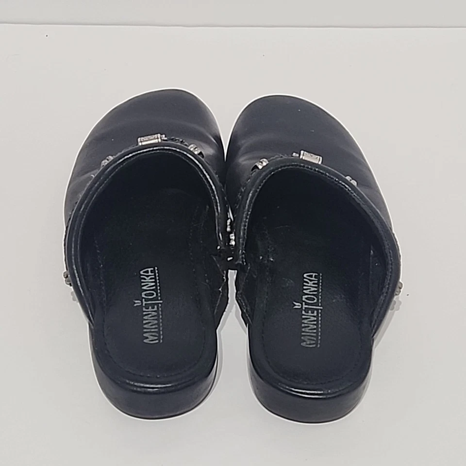 Zueco mocasín Minnetonka Mule Silverthorne cuero negro superior para mujer talla 6,5 Foto 3 de 4