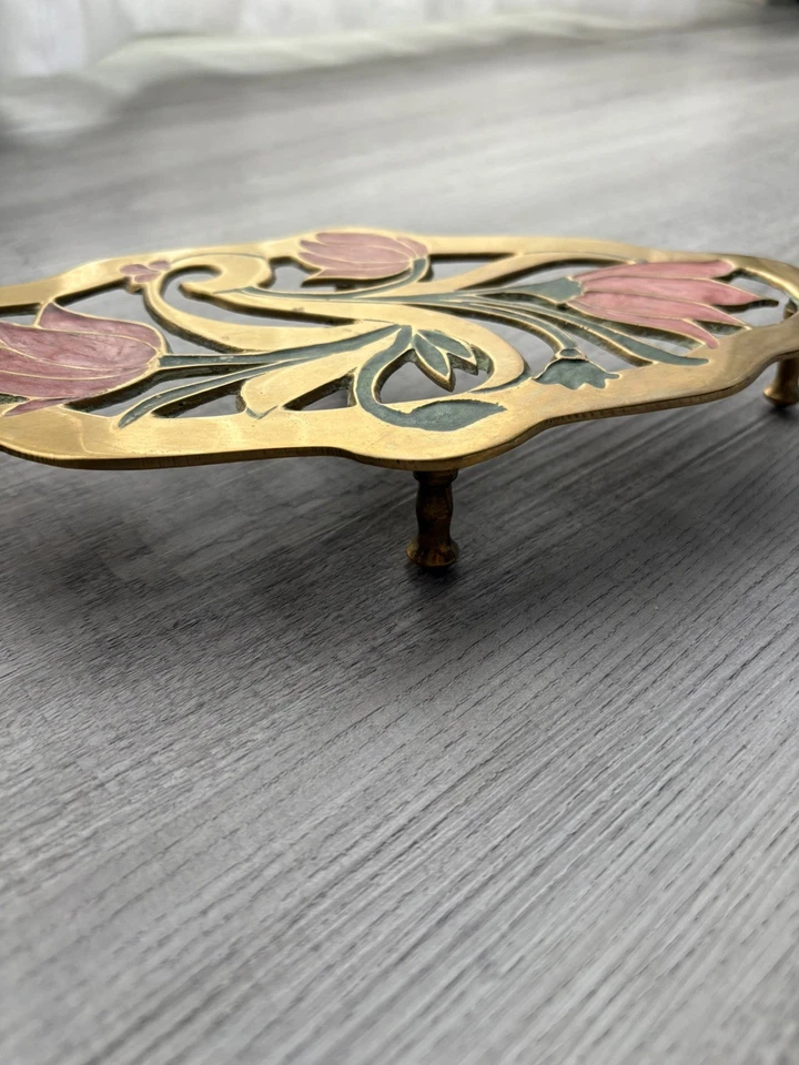 Remache ovalado floral decorativo de tulipán rosa vintage de mediados de siglo de latón macizo con pies Foto 4 de 4