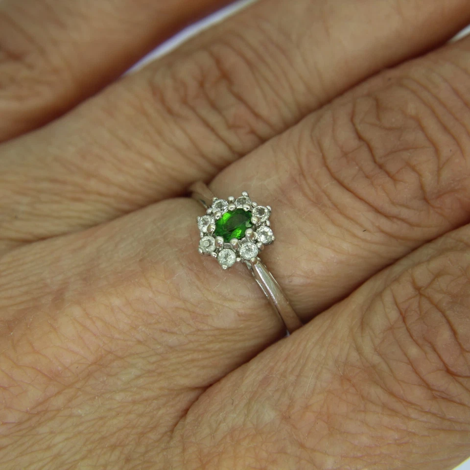 Anillo de topacio diopsido de oro blanco de 9 quilates talla 6 3/4 - N Foto 2 de 2