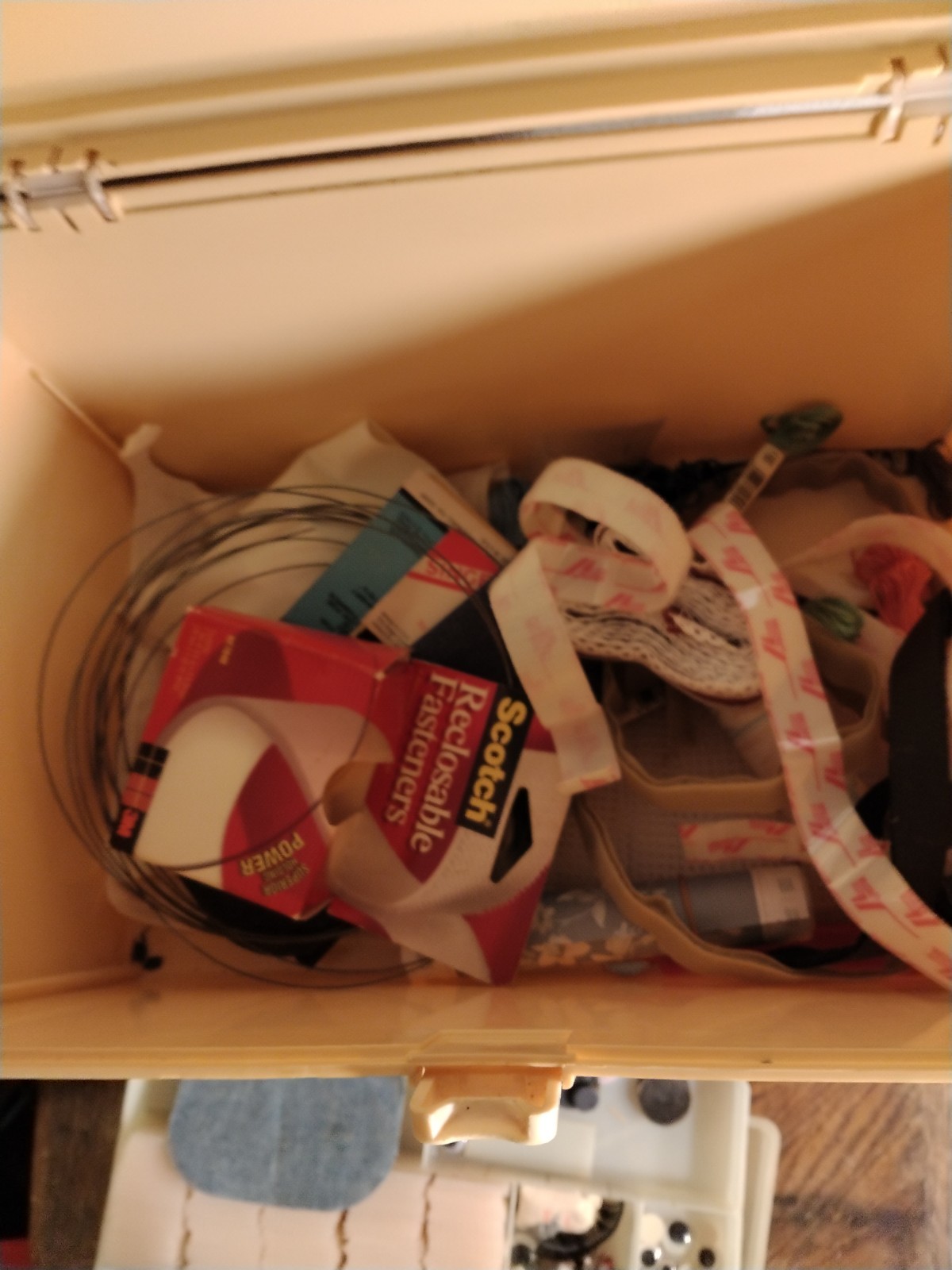 Wilson Wil-Hold  Lg. 14" x 9 x 8.5 "Sewing Box USA With 2 Trays & Accessories