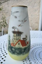 Ancien vase en verre au motif "cigognes faisant leur nid"