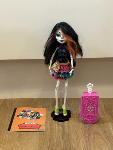 Monster High Skelita Calaveras Scaris Doll With Suitcase, Diary And Stand - Afbeelding 1 van 10