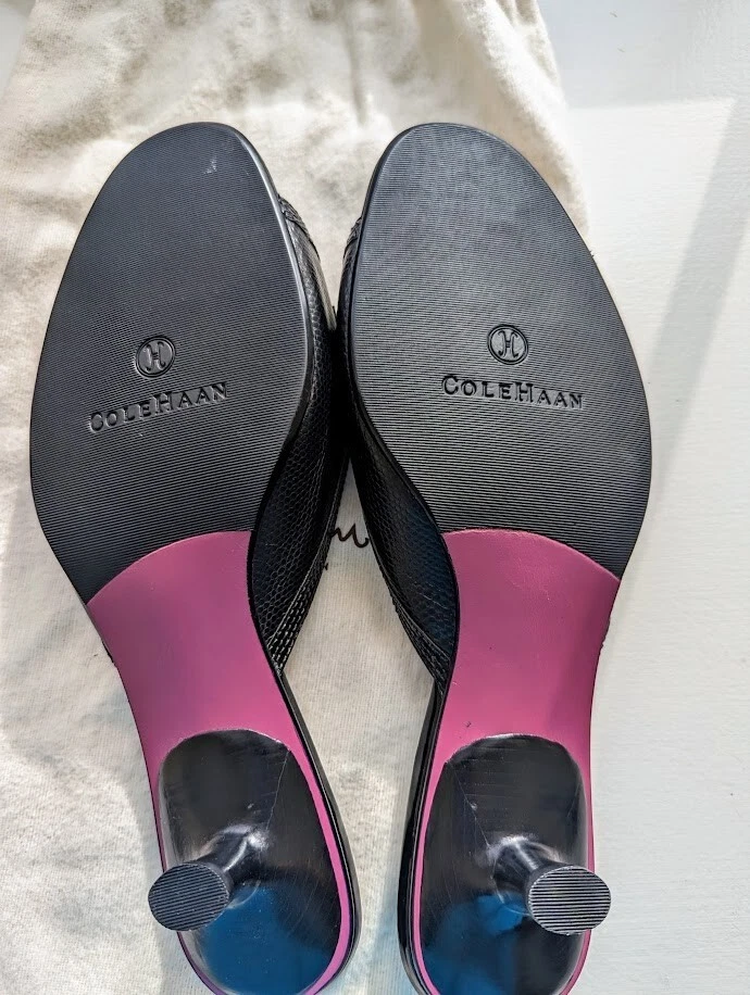 Tacón de gatito charol negro Cole Haan con doble hebilla plateada. 8B Timeless Foto 3 de 4