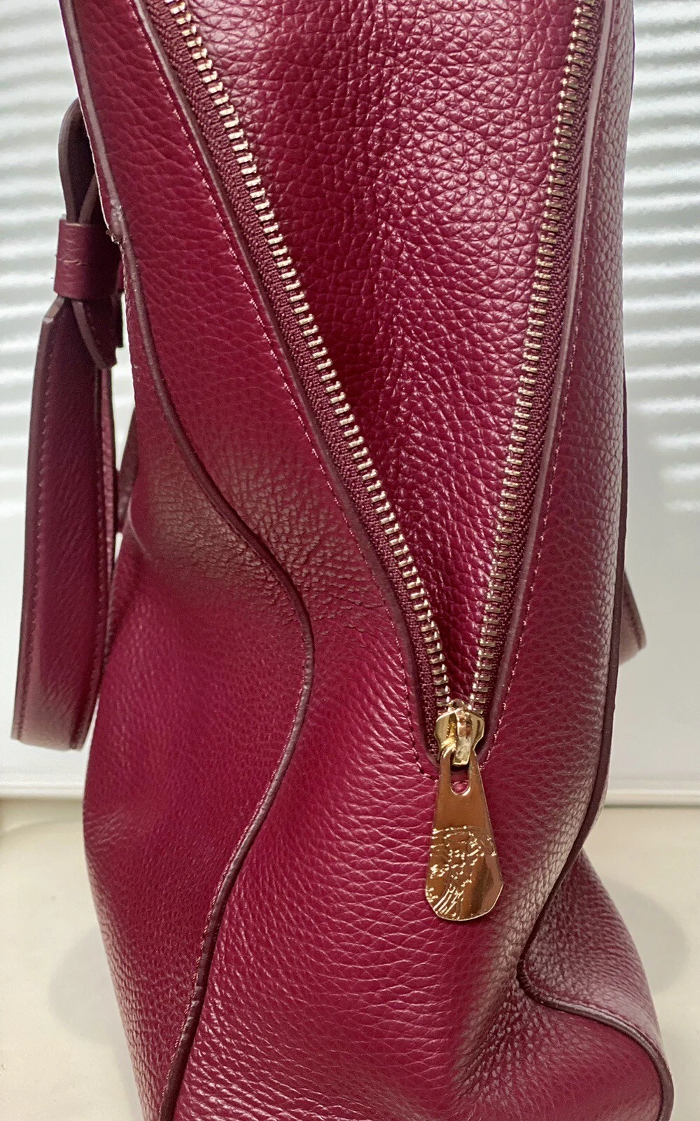 Borsa Chic in pelle a grana bordeaux grande collezione Versace con cerniere laterali