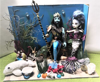 2 Monster High Puppen Finnigan + Sirena Unterwasser-Sitzdiorama aufwendig OOAK