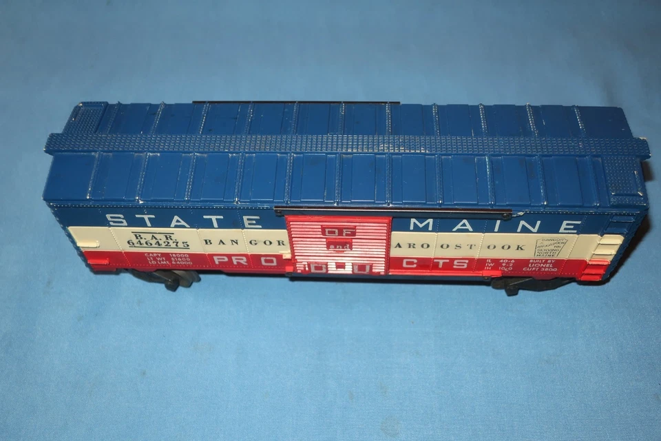 Lionel Postwar #6464-275 State of Maine RED Door Box Car - Image 2 of 4