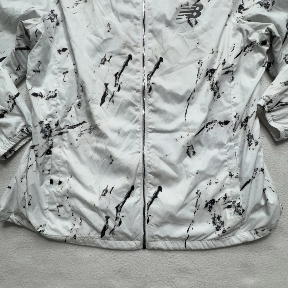 Chaqueta cortavientos New Balance 2X con capucha blanca negra con estampado de mármol cremallera completa Foto 4 de 4