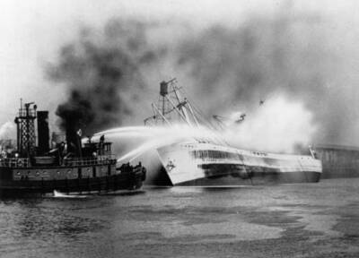 One hour was all it took to wreck Danish freighter carrying nitrate- Old Photo