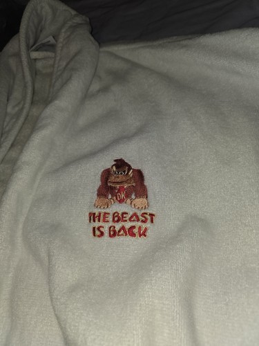 Donkey Kong 64 DK64 The BEAST Is Back Promo Press Nintendo Bathrobe - Afbeelding 1 van 5