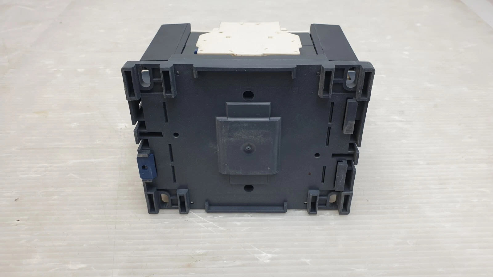 Back of the Telemecanique LC1D115 contactor with mounting plate