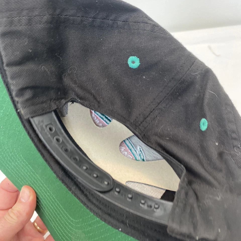 SAN ANTONIO SPURS Sombrero Adidas Madera Clásica Sombrero SnapBack NBA Verde Bill Negro Foto 3 de 4