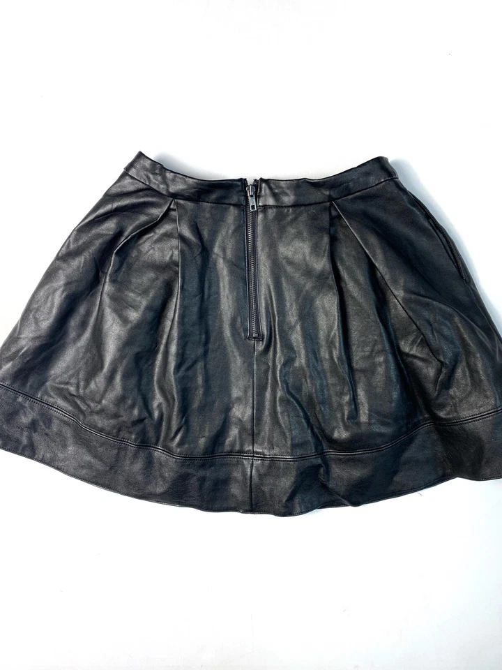 Minifalda patinadora L'Amour Nanette Lepore negra plisada de cuero sintético talla M Foto 4 de 4