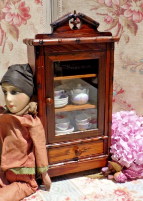Bonnetière ancienne en bois peint