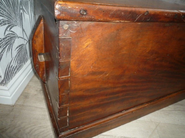 ANTIGUO COFRE VICTORIANO MADERA MACIZA CAOBA CAMPAÑA COFRE BAÚL ASAS DE MADERA Foto 3 de 4