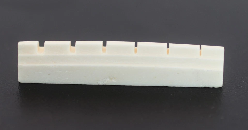 Porca de substituição ZeroGlide com fenda acústica (comum Martin) 44,7 x 9,5 x 5,9 dept - Imagem 2 de 4