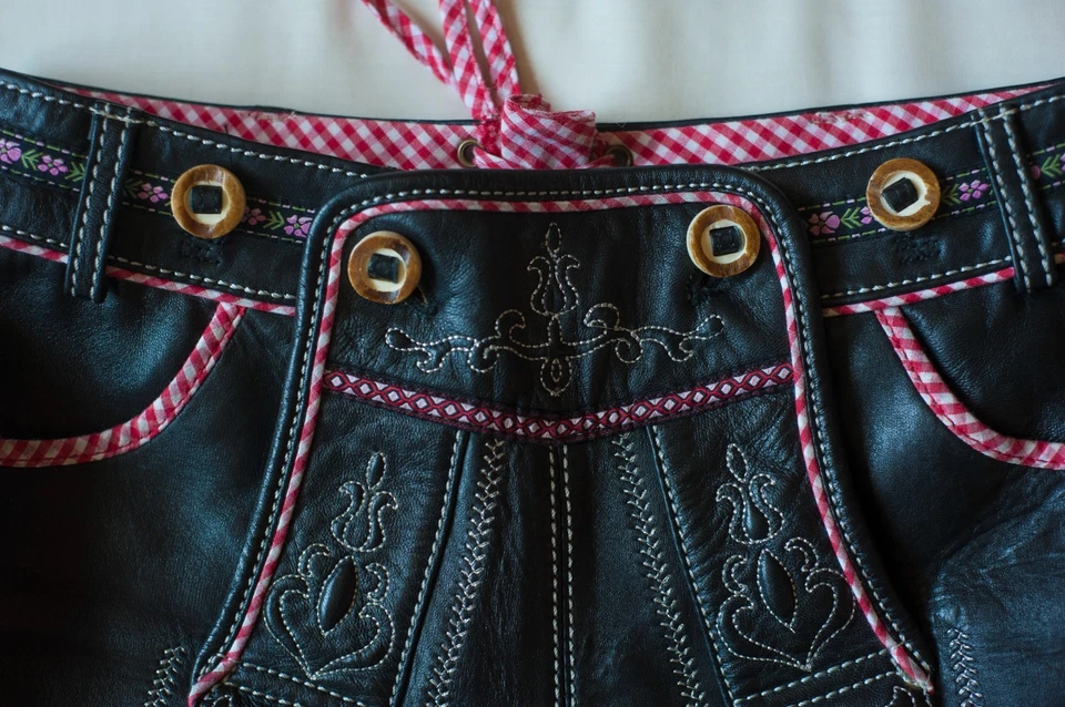 Pantalones cortos de cuero genuino negro para mujer Kruger Madl, talla S, M Foto 2 de 4