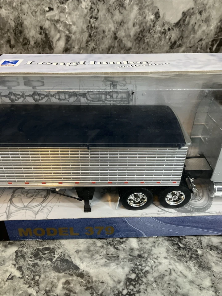 NEW Vtg Peterbuilt Model 379 Long Hauler Collection Condo w Hopper Trailer 1:32 - Image 3 of 4