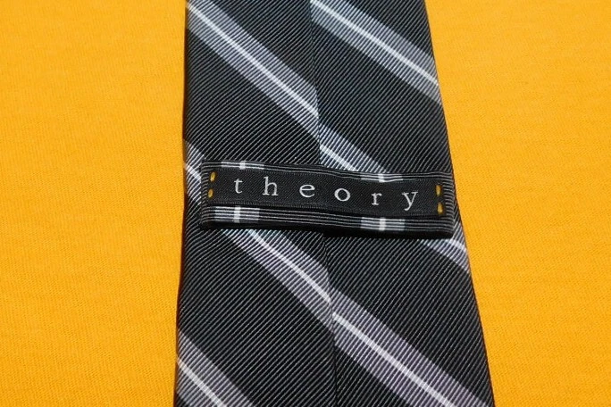 CORBATA DELGADA A RAYAS GRIS/GRIS CLARO/BLANCO TEORÍA HECHA EN EE. UU. - CORBATAS DE DISEÑADOR. Foto 3 de 3