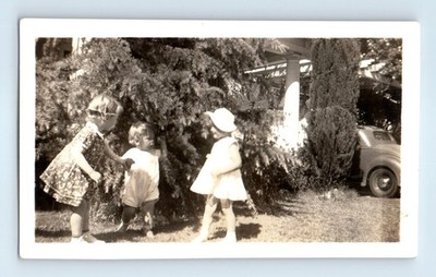 Old Vintage Photo GIRLS AND TODDLER OUTSIDE HOUSE CLASSIC CAR SNAPSHOT PIC