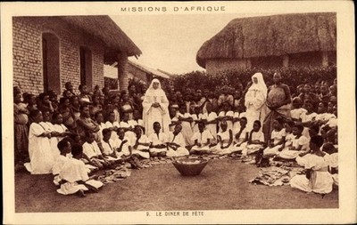 Ak Missions d'Afrique, Missionare mit Afrikanern, le Diner de Fete - 4067412