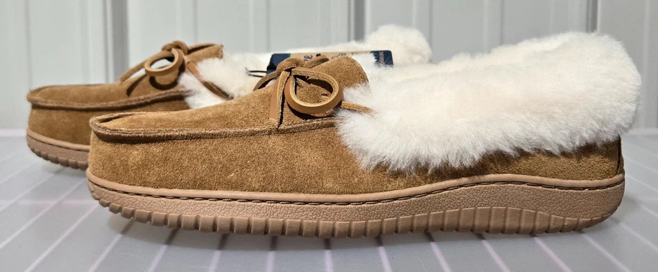 Zapatillas mocasín de gamuza marrón Dluxe by Dearfoams con forro de piel de oveja -- talla 7 Foto 2 de 4