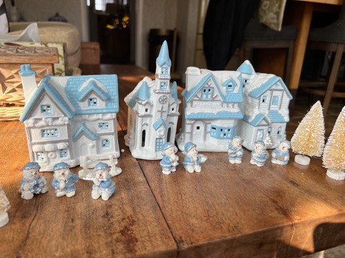 VINTAGE CHRISTMAS DECORATION CERAMIC LIGHT UP VILLAGE ORNAMENTS BLUE & WHITE - Picture 4 of 17