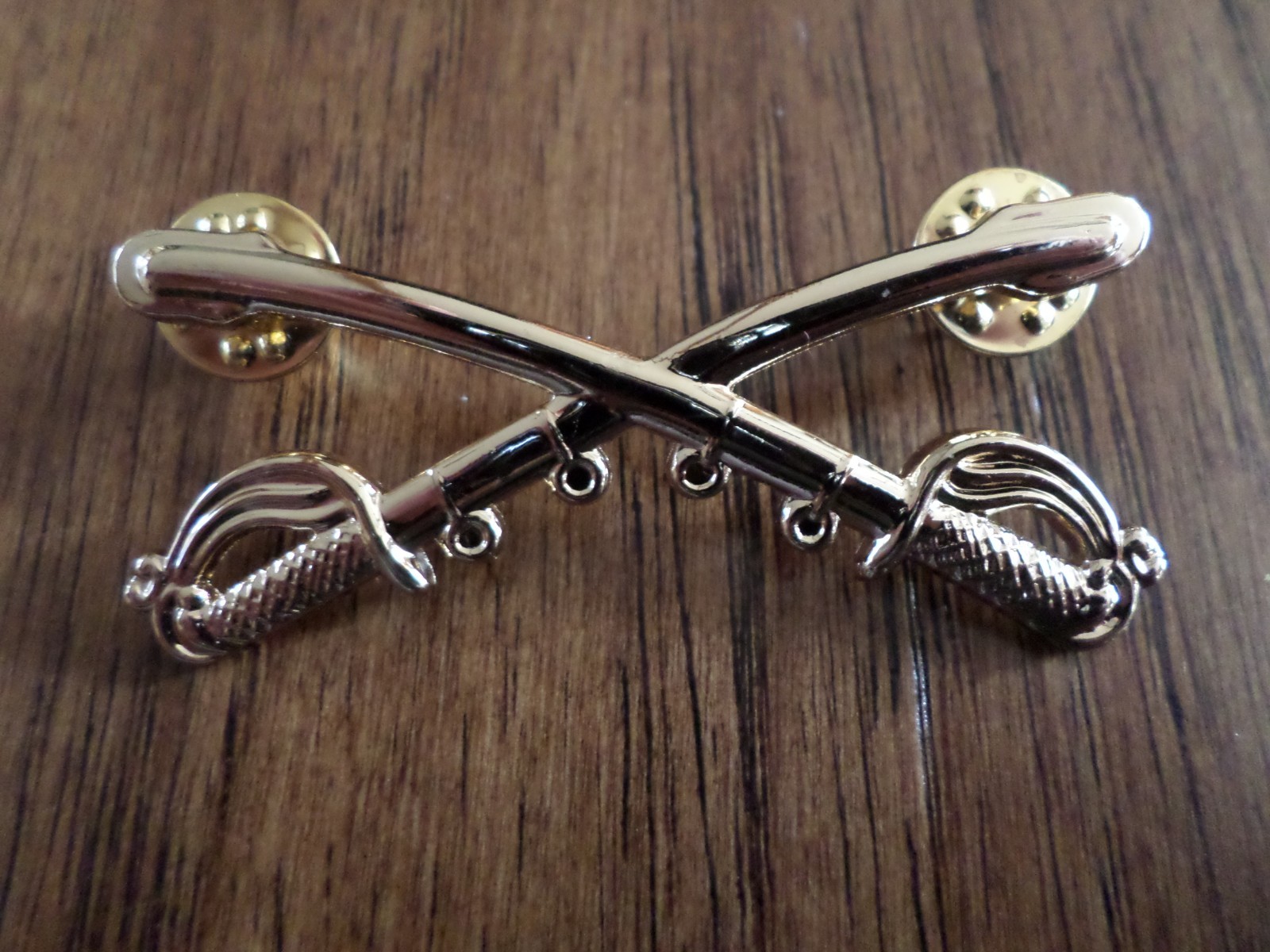 U.S MILITARY CAVALRY METAL HAT BADGES PIN CROSSED SABERS SWORDS LARGE