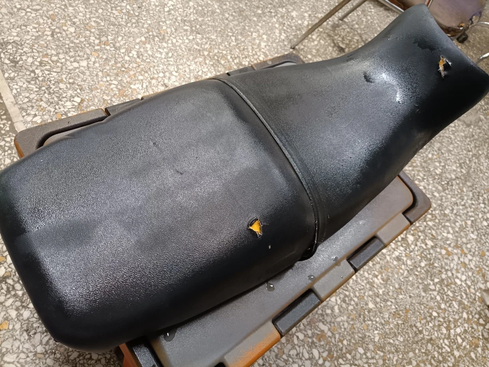 ASIENTO TRIUMPH DAYTONA 1200 T300D 1995 USADO GENUINO OEM Foto 2 de 4