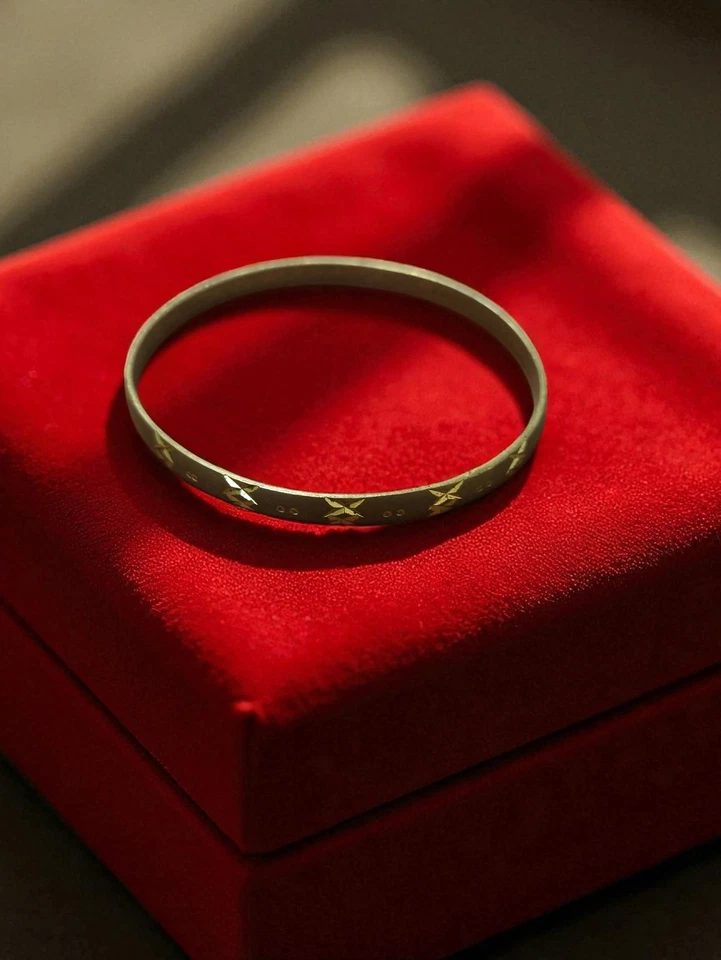 Bracelet jonc vintage doré, motif gravé étoile, bijou rétro ancien métal - Photo 1/1